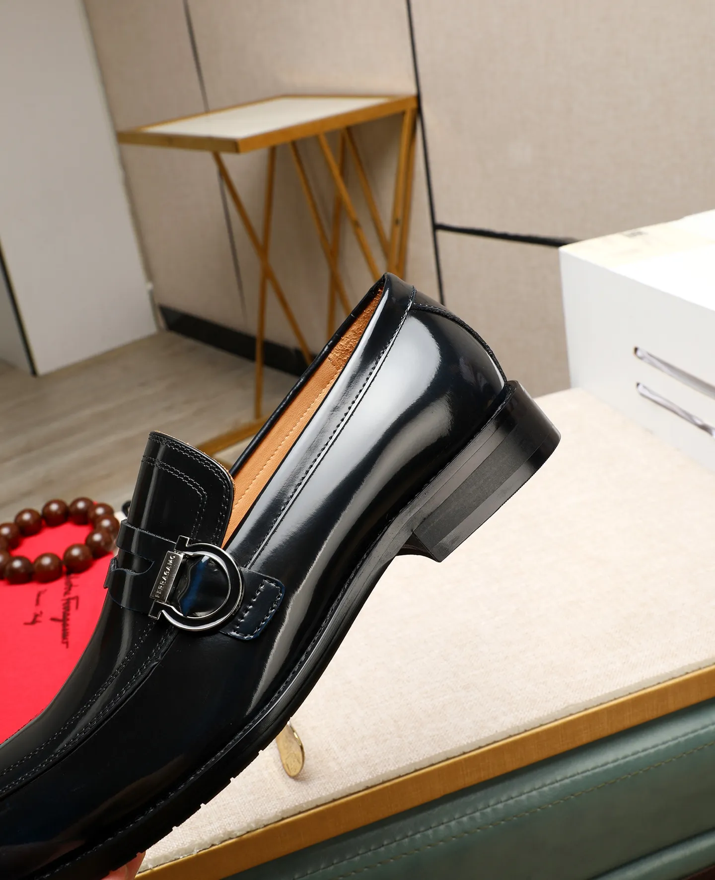 Men's shoes 💰560 📛📛(water-dyed cow lining) Salvatore Ferragamo high-end (Salvatore Ferragamo) is the world's top luxury footwear brand. It comes from the fashion kingdom of Italy. It is famous all over the world for its traditional handmade design and novel styles... 🚶🏻🚶🏻New suit shoes are available simultaneously at the counter. This model is made of pure handmade imported Italian calfskin fabric ➕soft water-dyed cowhide lining Original authentic outsole🌀🌀Size: 38➖44 (45 46 customized)